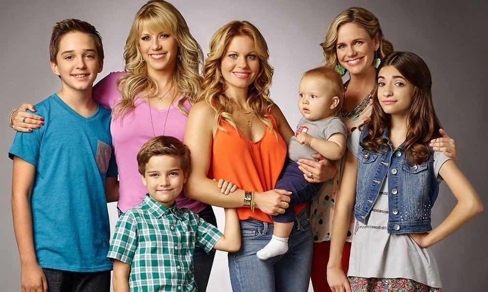 A promotional image of the Fuller House cast