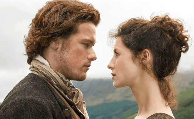 Jamie and Claire about to kiss