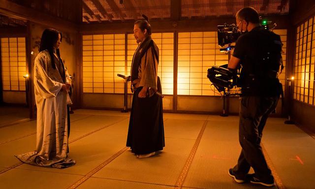 Ross (right) operates on a scene with Toda Mariko (Anna Sawai, left) and Yoshii Toranaga (Hiroyuki Sanada) on set of Shōgun